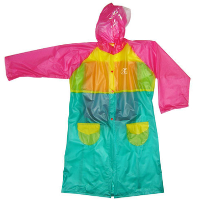フード、Eco の友好的な Rainwear が付いている美しい女性ポリ塩化ビニールのレインコート